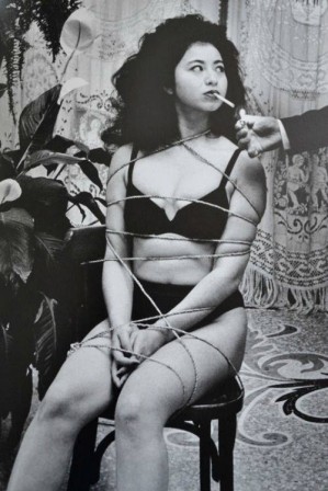 Helmut_Newton_Eri_Ishida_femme_attachee_bondage_cigarette_anniversaire_MD.jpg