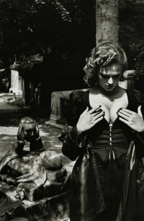 Helmut_Newton_cimetiere_seins_toussaint.jpg