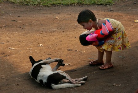 Helmut_Schadt_enfant_chien_conversation.jpg