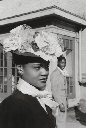 Henri_Cartier-Bresson_Harlem_New_York_dimanche_de_Paques_1947.jpg