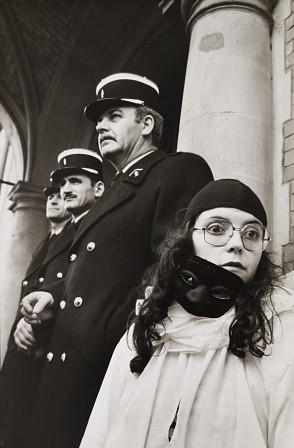 Henri_Cartier-Bresson_carnaval_police.jpg