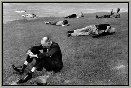 Henri_Cartier-Bresson_herbe_parc.jpg