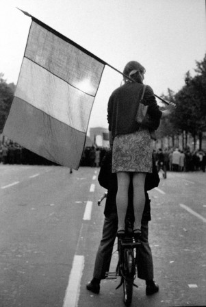 Henri Cartier Bresson révolution étudiante défilé 1968.jpg