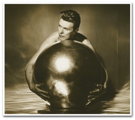 Herb_Ritts_noel_david_bowie_boule_2.jpg