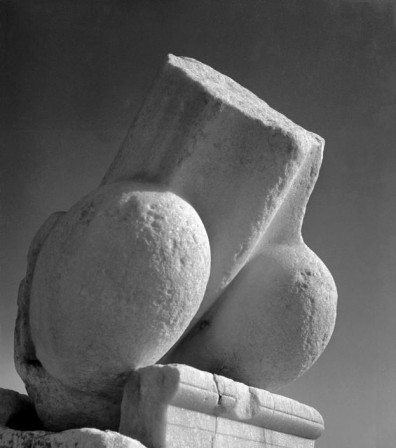 Herbert_List_Archaic_phallus__Cyclades__Island_of_Delos__Greece__1937.jpg