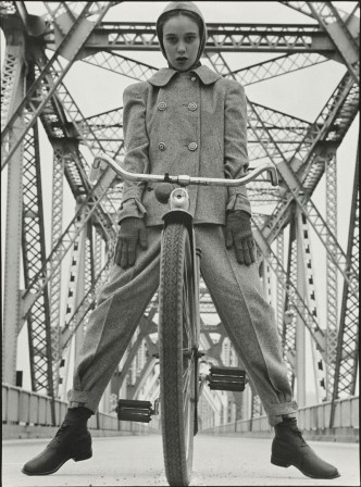 Hermann_Landshoff_Model_Beth_Wilson_at_Rip_Van_Winkle_Bridge_spanning_the_Hudson_River_velo_gris_bonjour.jpg