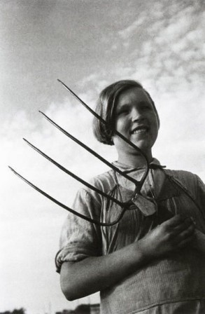 Ivan_Shagin_Young_kolkhoz_girl_1931.jpg