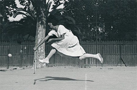 Jacques-Henri_Lartigue_tennis_saut.jpg