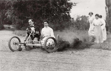 Jacques-Henri_Lartigue_voiture_derapage_bienvenue.jpg