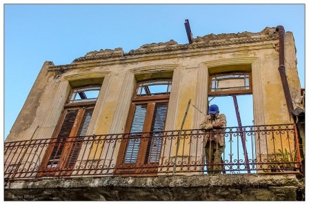 James_White_prendre_l_air_sur_le_balcon.jpg