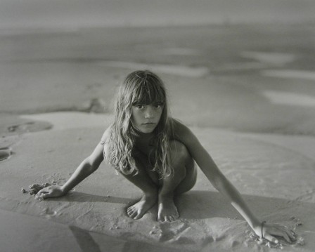 Jock_Sturges_les_empreintes_dans_le_sable.jpeg