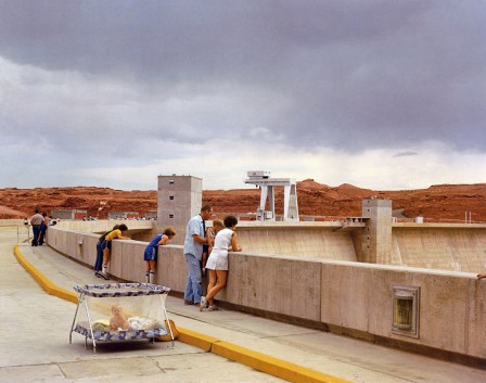 Joel_Sternfeld_bonjour_barrage_famille_anniversaire.jpg