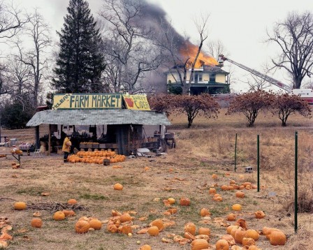 Joel_Sternfeld_citrouille_incendie_feu_halloween.jpg