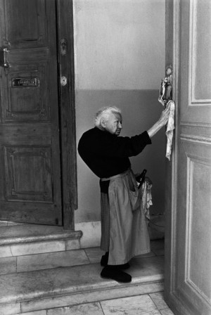 Josef Koudelka vieille femme ménage bosse au travail.jpg