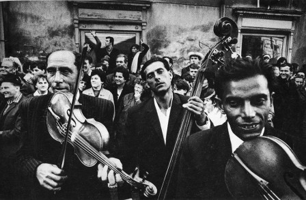 Joseph_Koudelka_-_Gypsy_Music_anniversaire.jpg