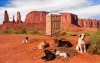 Jure_Kravanja_les_gardiens_des_toilettes_Monument_Valley.jpg