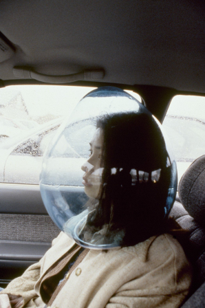 Kana Tanaka Daydreaming bubble 1998 casque voiture de l'incommunicabilité.png