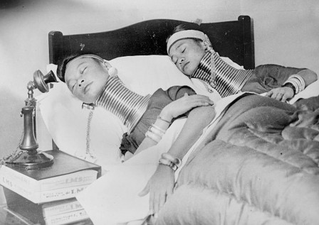 Kayan_women_sleeping_circa_1937_le_soir_les_femmes_girafes_se_reposent_non_loin_du_point_d_eau_bonne_nuit.jpg