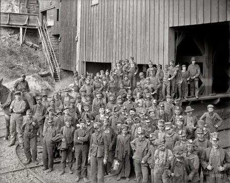 Kingston_Pennsylvania_circa_1900_Breaker_boys_at_Woodward_coal_breaker_au_travail_les_enfants.jpg