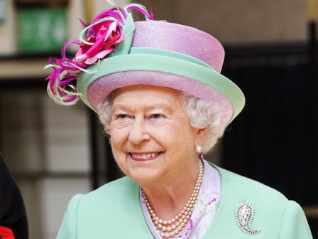 La-reine-Elizabeth-II-d-Angleterre-inaugure-le-nouveau-centre-sportif-de-l-ecole-Westminster-a-Londres-le-12-juin-2014_Bestimage_Agence.jpg