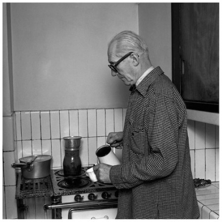 Le_Corbusier_faisant_du_cafe_chez_lui.jpg