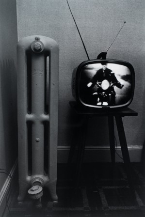 Lee_FRIEDLANDER_moto_tele_bonne_nuit.jpg