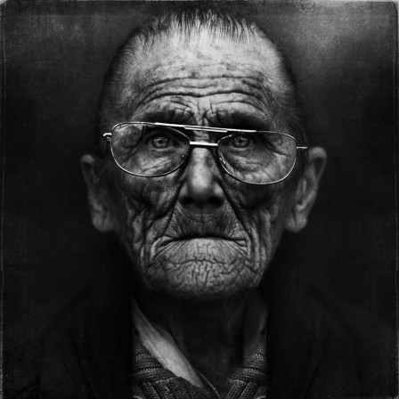 Lee_Jeffries_ride_lunettes_dents.jpg