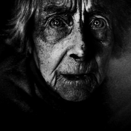 Lee_Jeffries_vieille_femme_inquiete.jpg