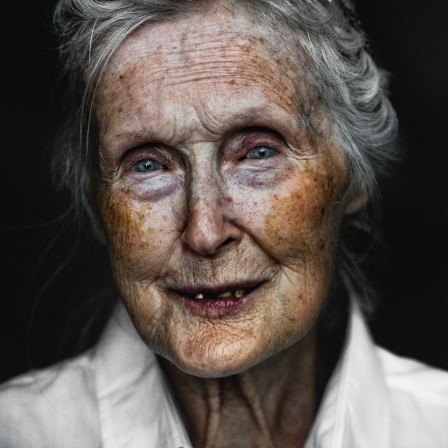 Lee_Jeffries_vieille_femme_mere_yeux_bleus.jpg