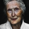 Lee_Jeffries_vieille_femme_mere_yeux_bleus.jpg
