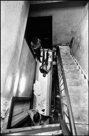 Leonard_Freed_Overdose_NYC_1972_escalier_bonjour.jpg