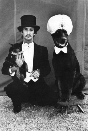 Lloyd_Steir_and_Dogs_at_the_Big_Apple_Circus__New_York___1976_Arlene_Gottfried_anniversaire_chien_magie.jpg