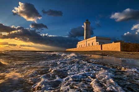 Luigi_Chiriaco_le_phare_vu_de_la_mer.jpg