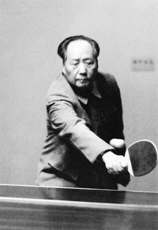 Mao_Zedong_playing_ping_pong_1963_tennis_de_table.jpg