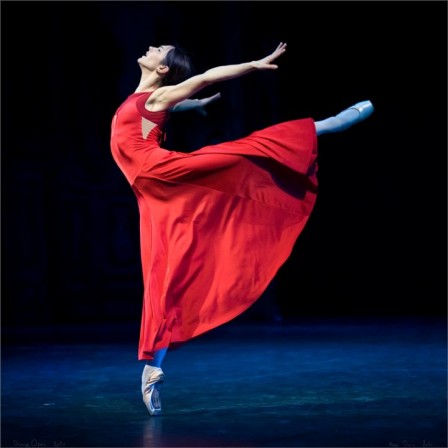 Mark_Olich_danse_robe_rouge.jpg