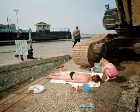 Martin_Parr_les_belles_vacances_pelleteuse_chateau_de_sable.jpg