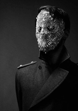 Maximilian Rossi masque de diamants.jpg