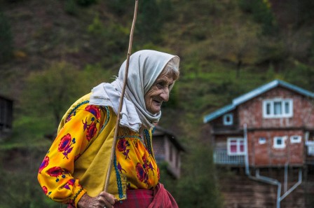 Mehmet_Kurda_vieille_femme_chemisier_a_fleur.jpg