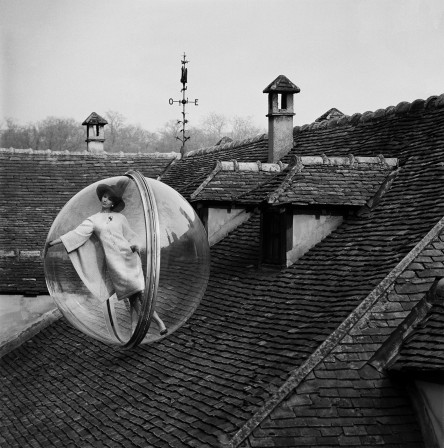 Melvin_Sokolsky_la_femme_sur_un_toit_brulant.jpg