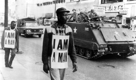 Memphis_sanitation_worker_strike_1968_au_travail_homme_noir.jpg