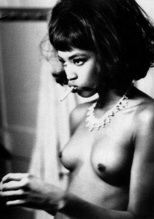 Naomi_Campbell_fumer_nue.jpg