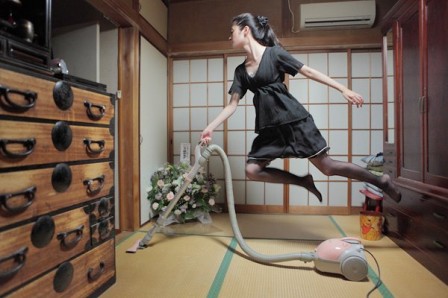 Natsumi_Hayashi_menage_volant_aspirateur.jpg