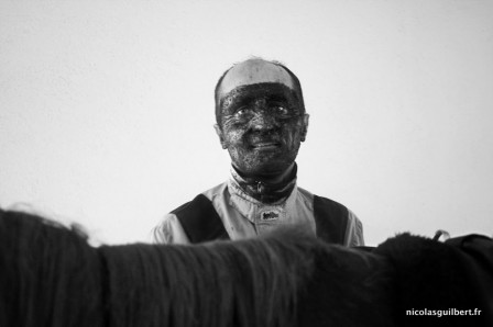 Nicolas_Guilbert_jockey_boue_heureux_bonjour.jpg