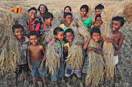 Nimai Chandra Ghosh du riz pour les enfants.jpg