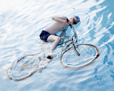 Olivia_Locher_En_Californie__il_est_interdit_de_faire_du_velo_dans_une_piscine.jpg