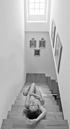 Patrizia_Moretti_la_petite_pause_dans_l_escalier.jpg