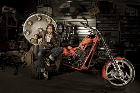 Paul_Kohn_Chopper_moto_code_rouge_en_salle_3.jpg