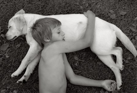 Pentti_Sammallahti_enfant_chien_sieste_bienvenue_ami.jpg