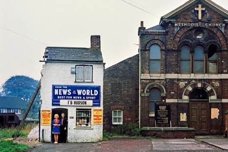 Peter_Mitchell_Mr_and_Mrs_Hudson_Newsagents_Seacroft_Leeds_1974_notre_petite_maison.png