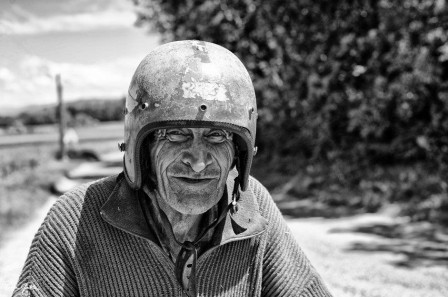 Pierre_Gable_viel_homme_casque_mobylette_sourire.jpg